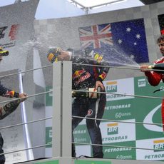 Baño de champán en el podio de Brasil