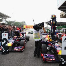 Sebastian Vettel celebra la victoria encima del RB9