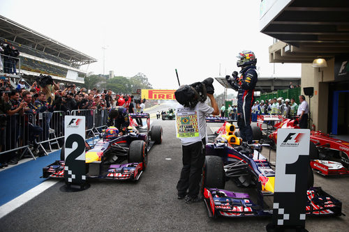 Sebastian Vettel celebra la victoria encima del RB9