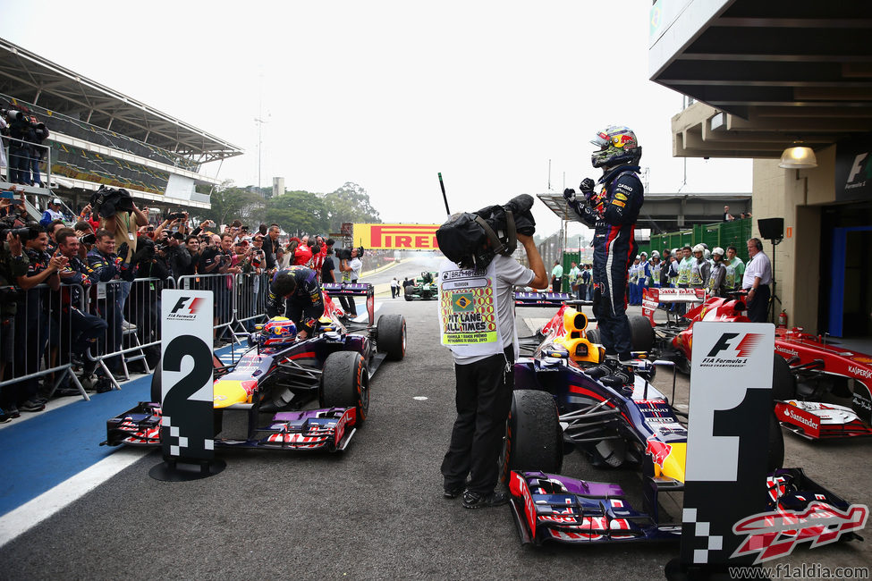 Sebastian Vettel celebra la victoria encima del RB9