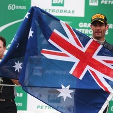 Mark Webber y Christian Horner sostienen la bandera australiana