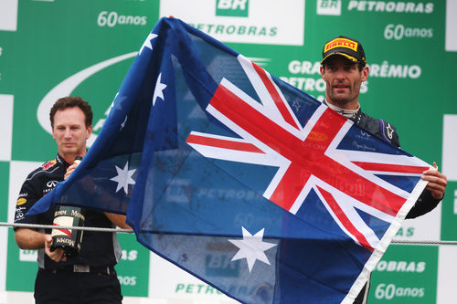 Mark Webber y Christian Horner sostienen la bandera australiana