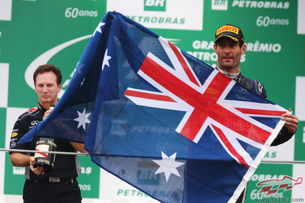 Mark Webber y Christian Horner sostienen la bandera australiana