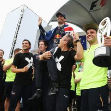 Varios miembros de Red Bull aúpan a Mark Webber