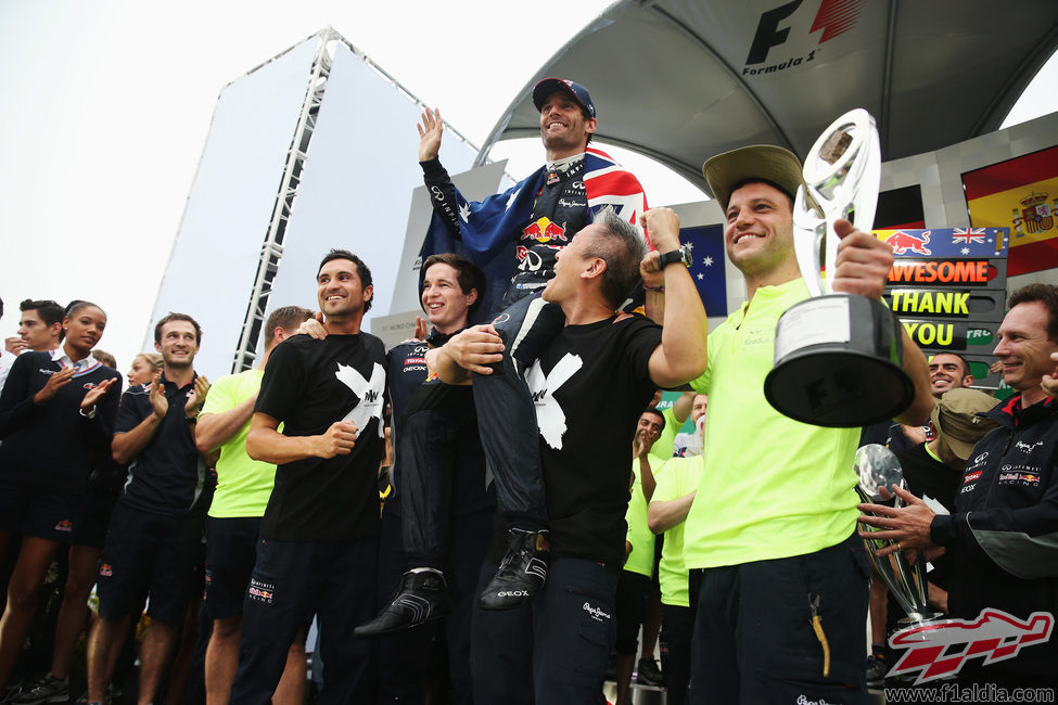 Varios miembros de Red Bull aúpan a Mark Webber