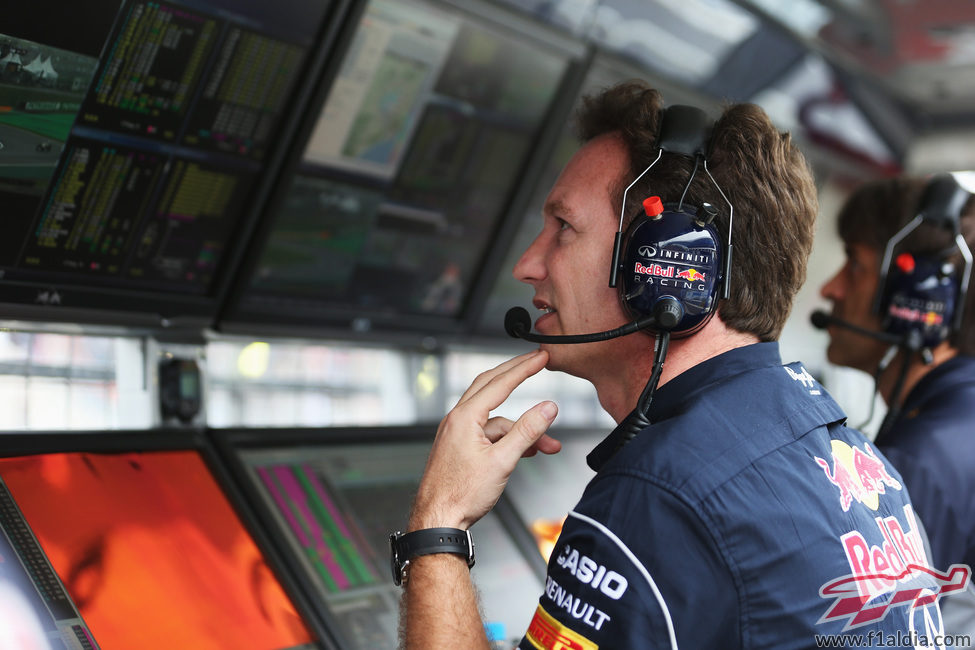 Christian Horner en el muro de Red Bull