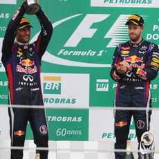 Sebastian Vettel aplaude a Mark Webber en Brasil