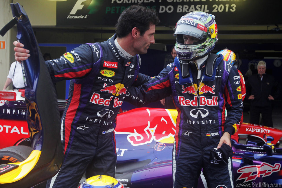 Último saludo de Mark Webber y Sebastian Vettel como compañeros