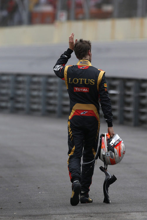 Romain Grosjean regresa a boxes tras su abandono