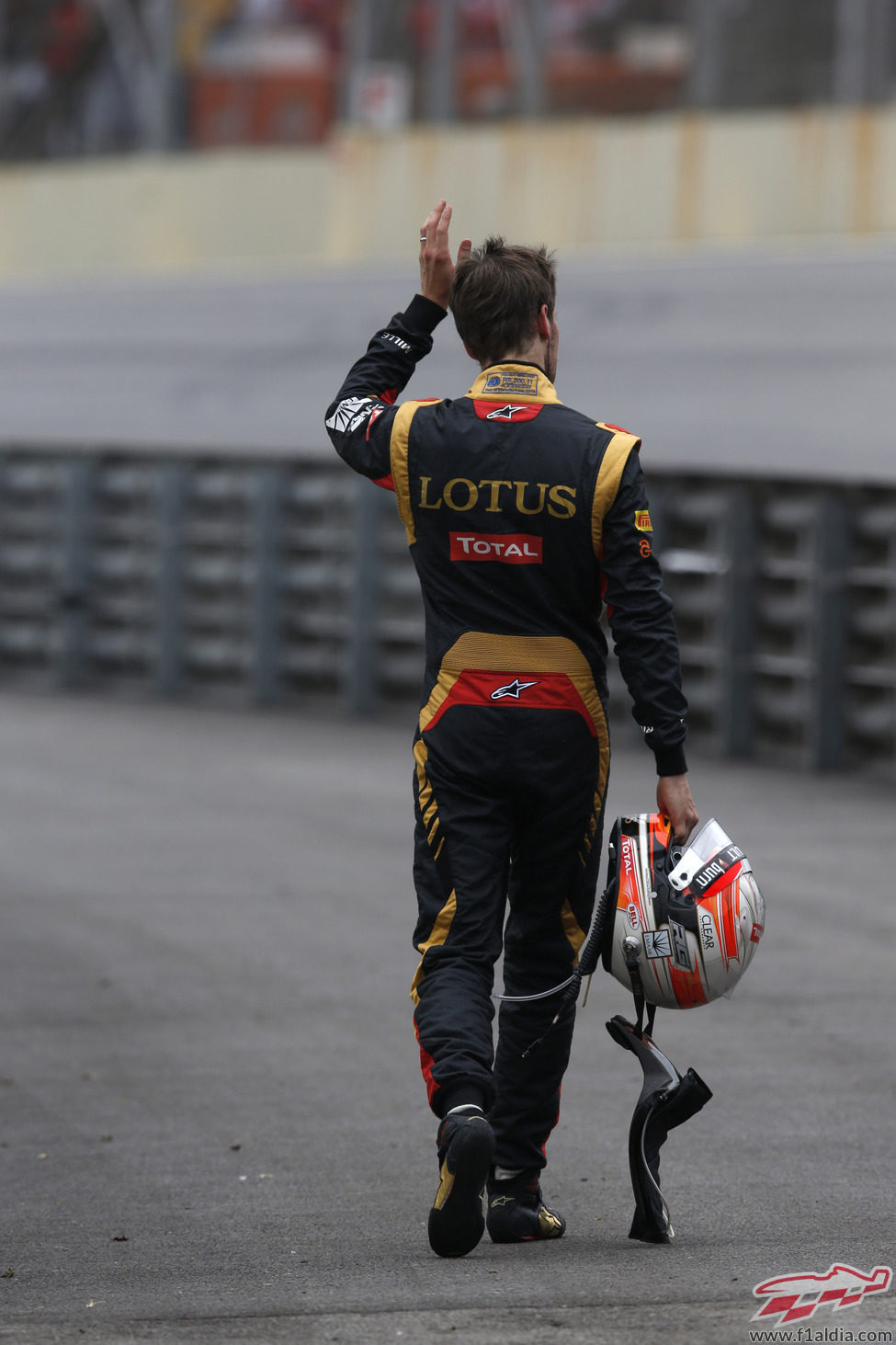 Romain Grosjean regresa a boxes tras su abandono