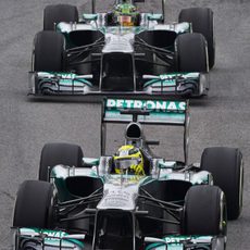 Nico Robserg y Lewis Hamilton ruedan en Brasil