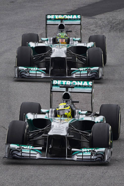 Nico Robserg y Lewis Hamilton ruedan en Brasil