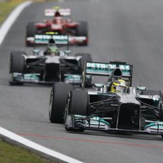 Nico Rosberg avanza por delante de su compañero