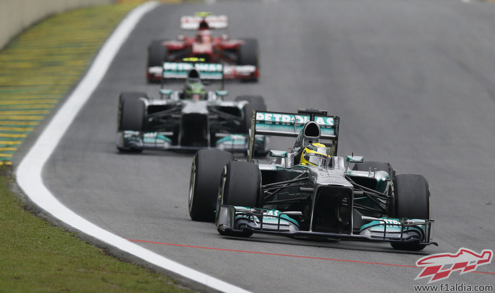 Nico Rosberg avanza por delante de su compañero