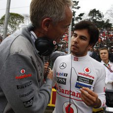 Sergio Pérez charla con Martin Whitmarsh