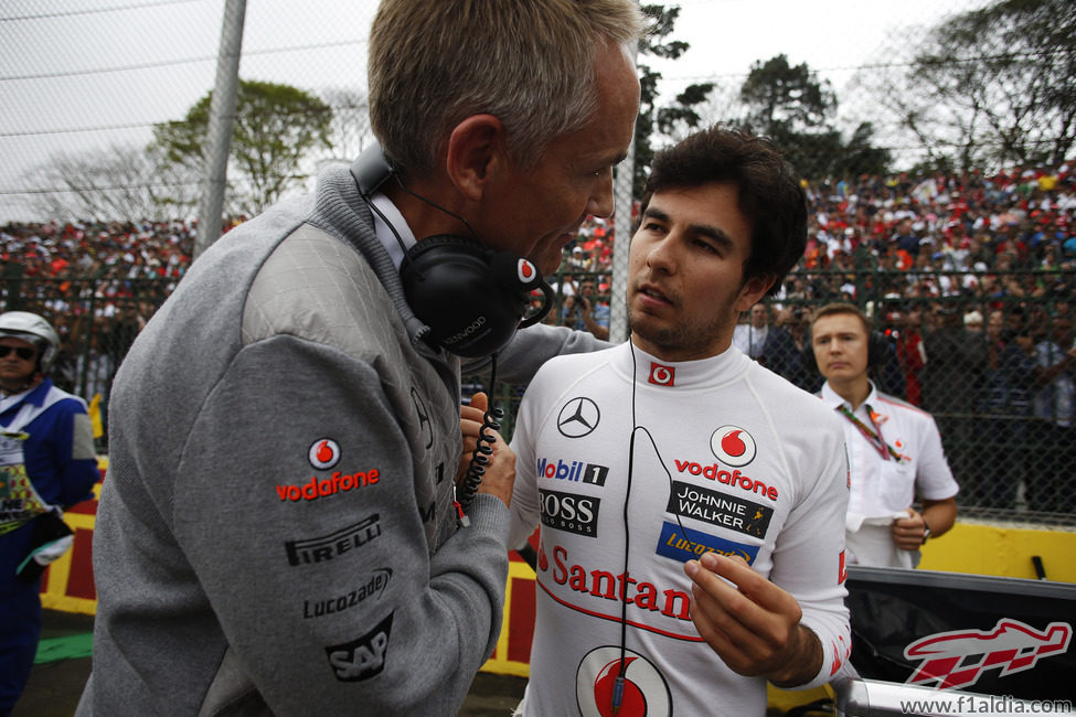 Sergio Pérez charla con Martin Whitmarsh