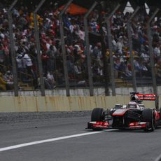 Jenson Button se acerca a la entrada de boxes