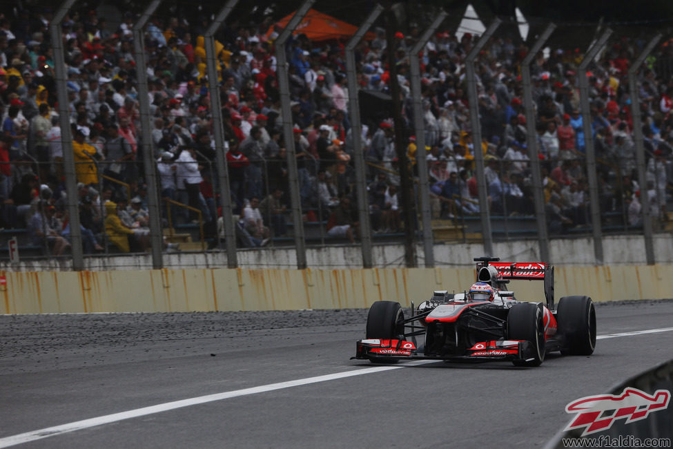 Jenson Button se acerca a la entrada de boxes