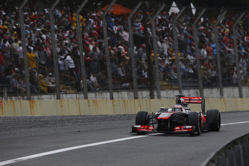 Jenson Button se acerca a la entrada de boxes