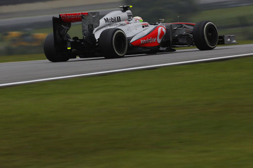 Sergio Pérez avanza en la pista de Interlagos