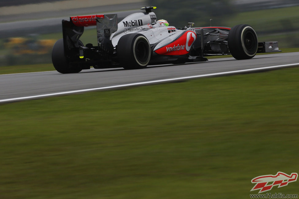 Sergio Pérez avanza en la pista de Interlagos