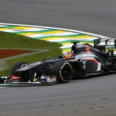Nico Hülkenberg coge una curva en Interlagos