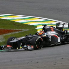 Nico Hülkenberg coge una curva en Interlagos