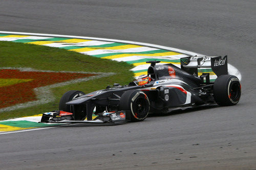 Nico Hülkenberg coge una curva en Interlagos