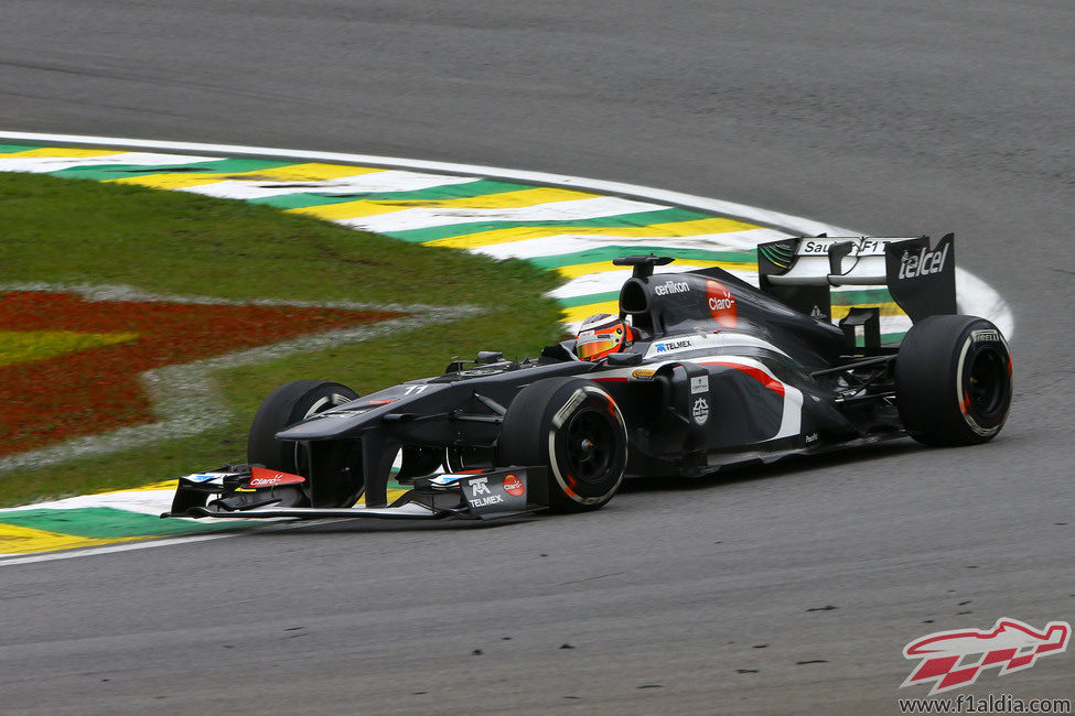 Nico Hülkenberg coge una curva en Interlagos