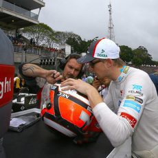 Nico Hülkenberg observa algo en su casco