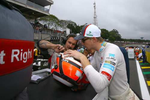 Nico Hülkenberg observa algo en su casco