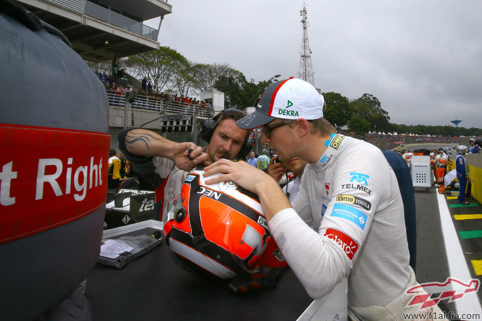 Nico Hülkenberg observa algo en su casco