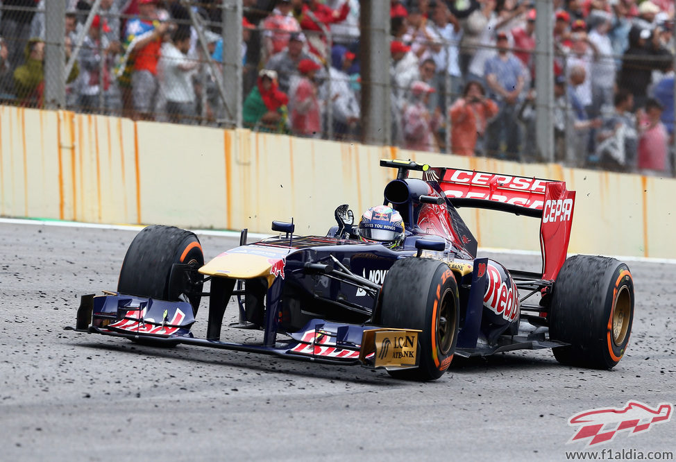 Daniel Ricciardo saluda a los aficionados