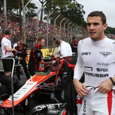 Jules Bianchi se prepara en la parrilla de Interlagos