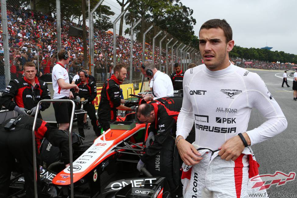 Jules Bianchi se prepara en la parrilla de Interlagos