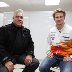 Vijay Mallya posa junto a Nico Hülkenberg