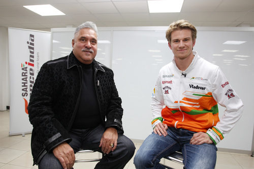 Vijay Mallya posa junto a Nico Hülkenberg