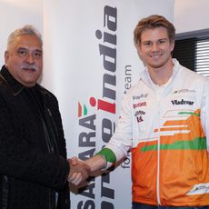 Vijay Mallya y Nico Hülkenberg se estrechan la mano