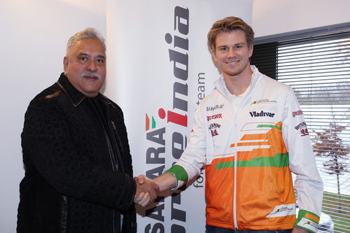 Vijay Mallya y Nico Hülkenberg se estrechan la mano