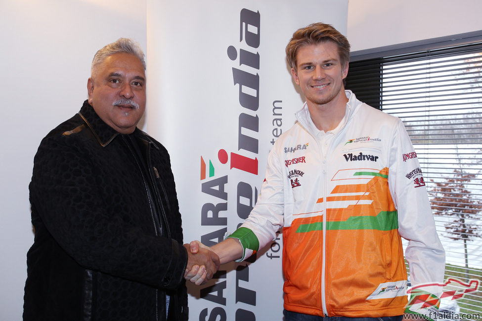 Vijay Mallya y Nico Hülkenberg se estrechan la mano