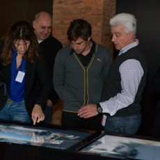 Fernando Alonso observa unas imágenes