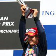 Vettel con su trofeo