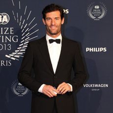 Mark Webber, muy elegante, a la entrada