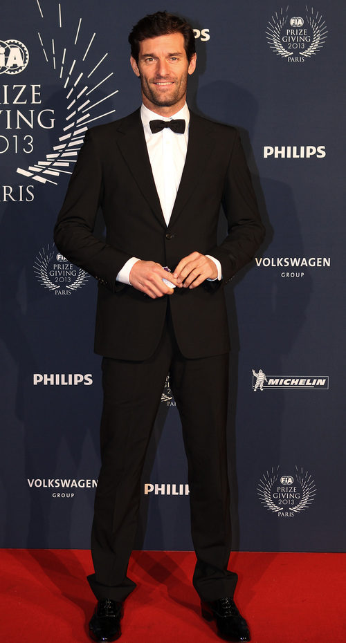 Mark Webber, muy elegante, a la entrada