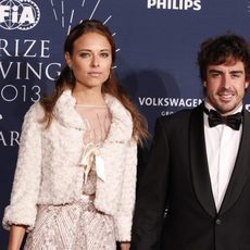 Dasha Kapustina junto a Fernando Alonso en Paris