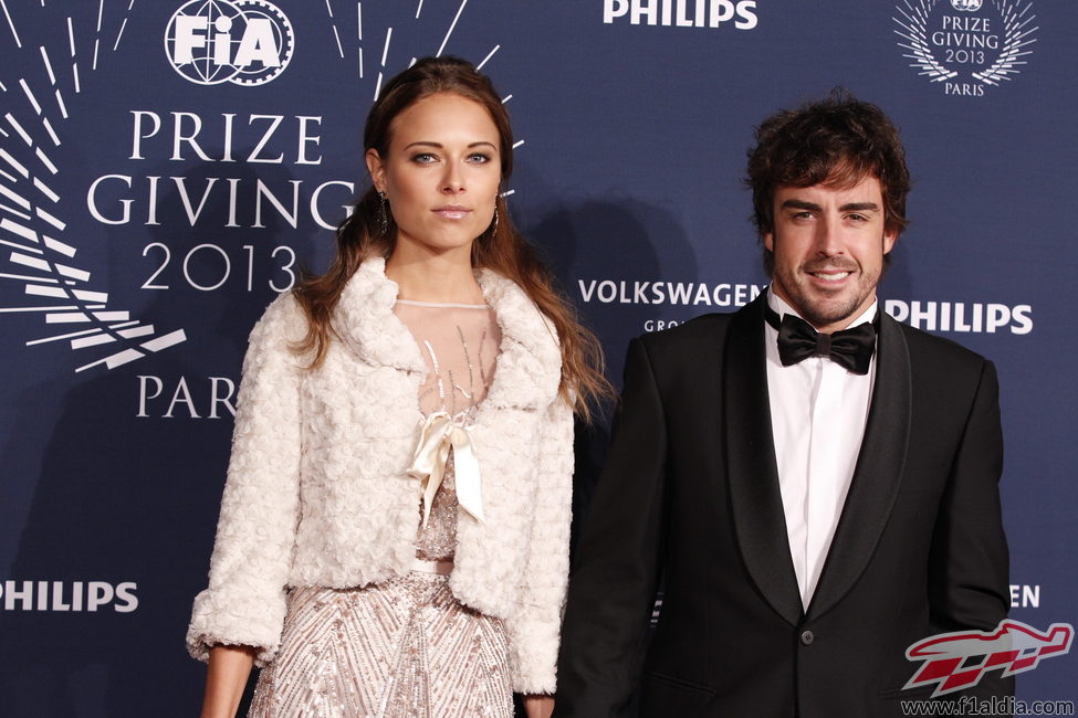 Dasha Kapustina junto a Fernando Alonso en Paris