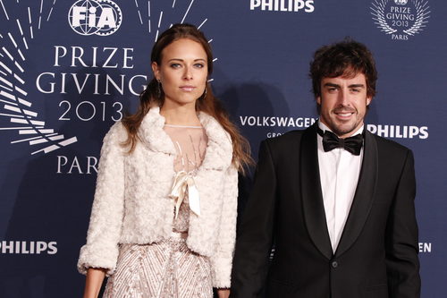 Dasha Kapustina junto a Fernando Alonso en Paris