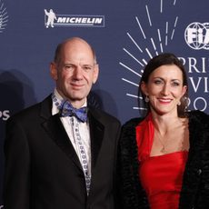 Adrian Newey, acompañado por su pareja