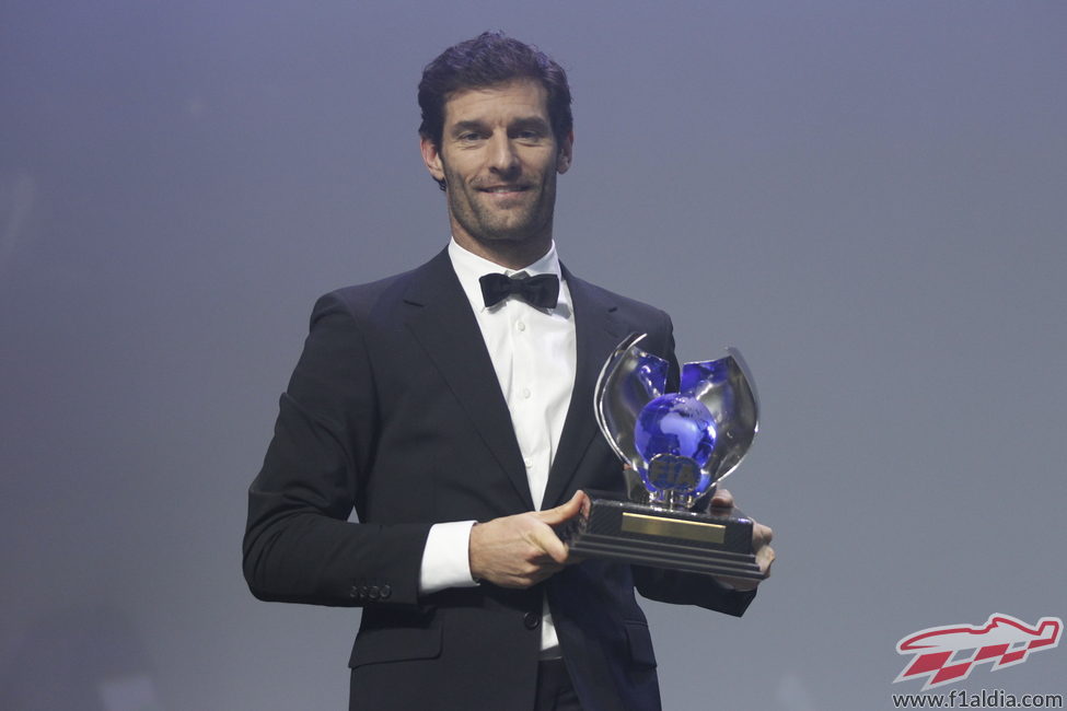 Mark Webber recibe su trofeo de tercer clasificado