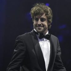 Fernando Alonso sonríe al salir al estrado